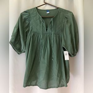 Green Old Navy flowy quilted top size medium.